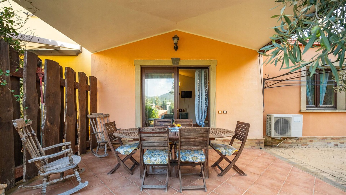 Castiadas House | Holiday Home 'L'olivo' with Private Terrace, Private Garden and Air Conditioning