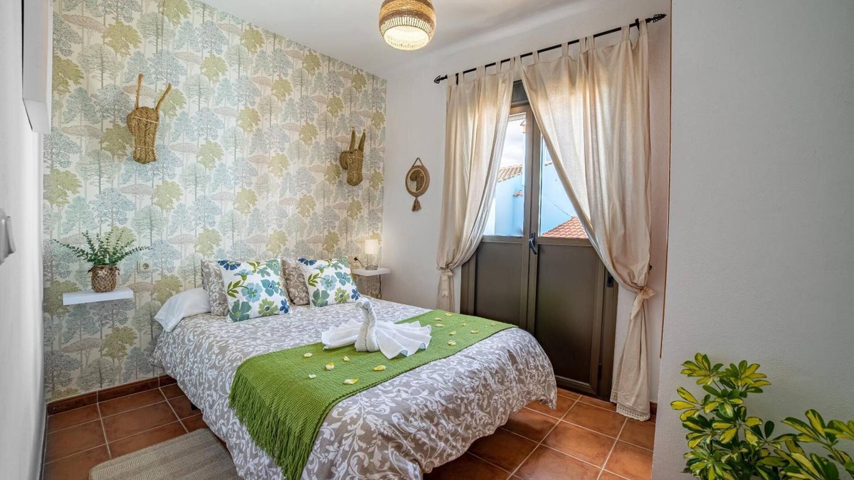Juzcar House | Holiday Home 'La Casa Del Bosque' with Mountain View, Balcony and Wi-Fi