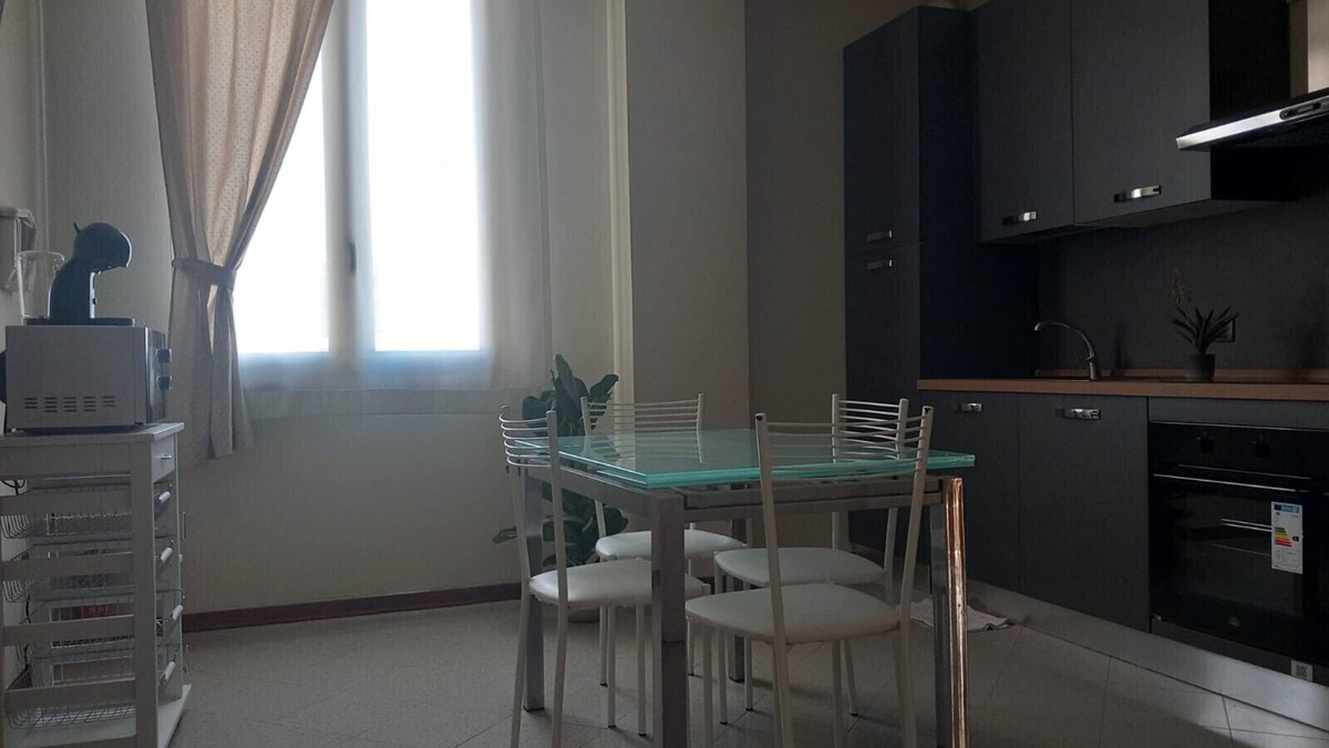 Stabbia House | Holiday Home 'La Casa Di Leo' with Balcony, Wi-Fi and Air Conditioning