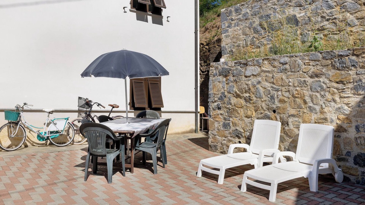 Osiglia House | Holiday Home 'La Casa Sul Lago' with Sea View, Private Garden and Wi-Fi