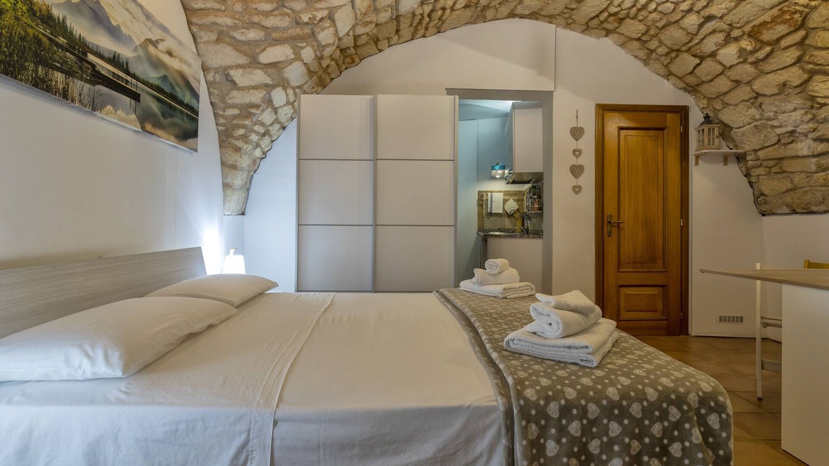 Sassari Apartment | Holiday Home "La Casetta di Pietra" with A/C and Wi-Fi