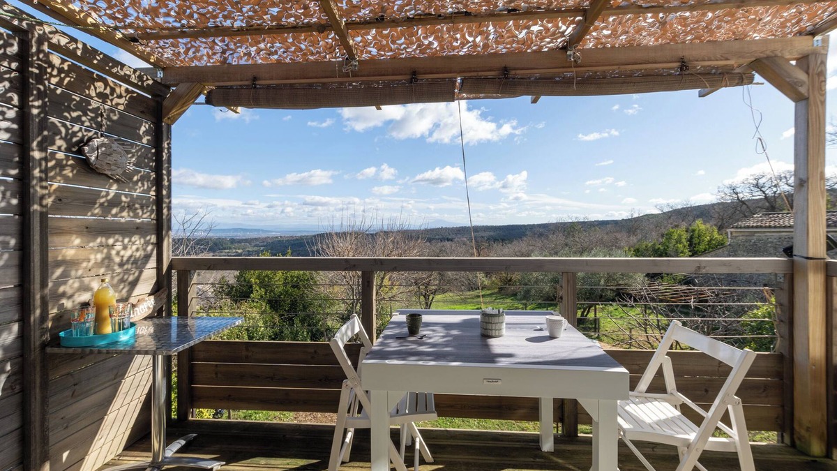 Salazac House | Holiday Home 'La Chant Des Tongs - La Canopée' with Mountain View, Wi-Fi and Air Conditioning