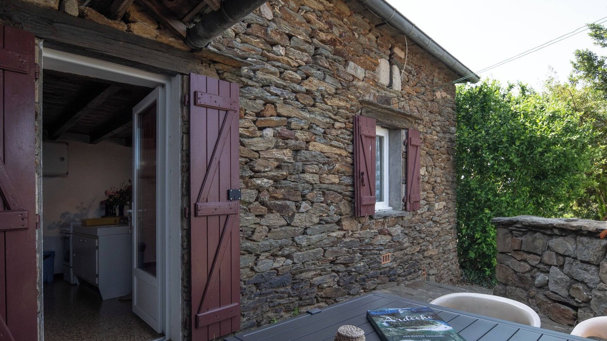 Gravieres House | Holiday Home 'La Clède' with Mountain View, Shared Pool and Air Conditioning