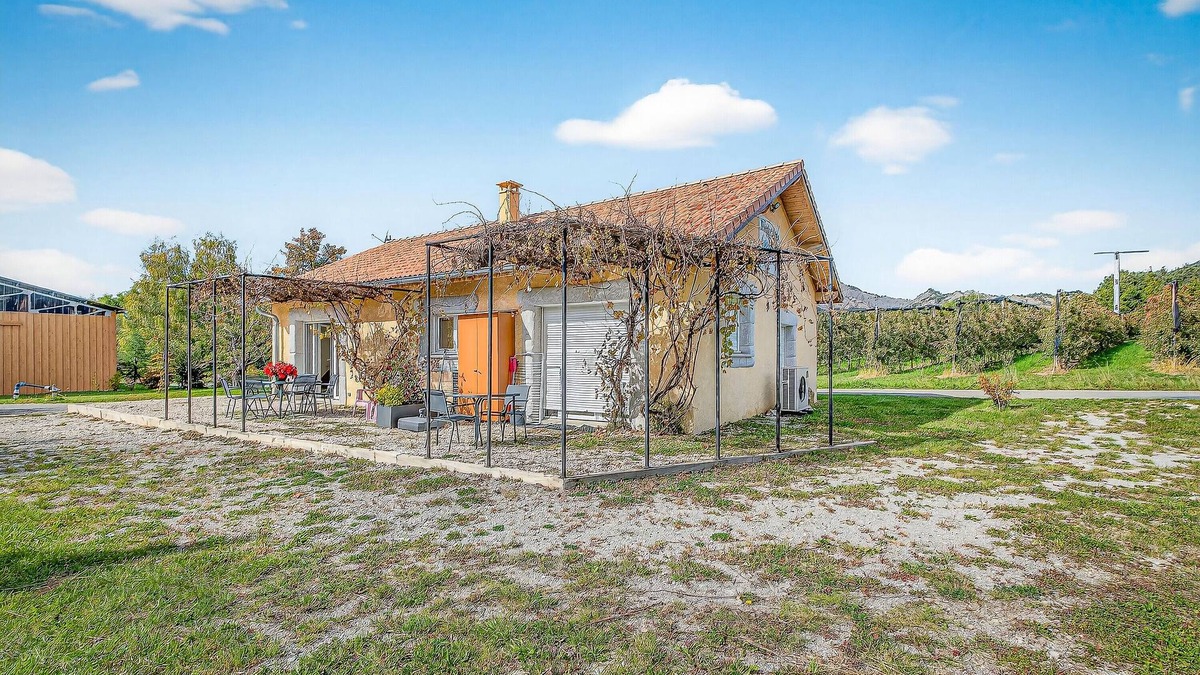 Le Saix House | Holiday Home 'La Grange Des Pépinières' with Mountain View and Wi-Fi