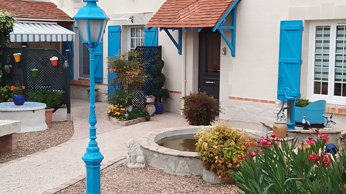 Thesee House | Holiday Home 'La Maison Bleue' with Private Terrace, Private Garden and Wi-Fi
