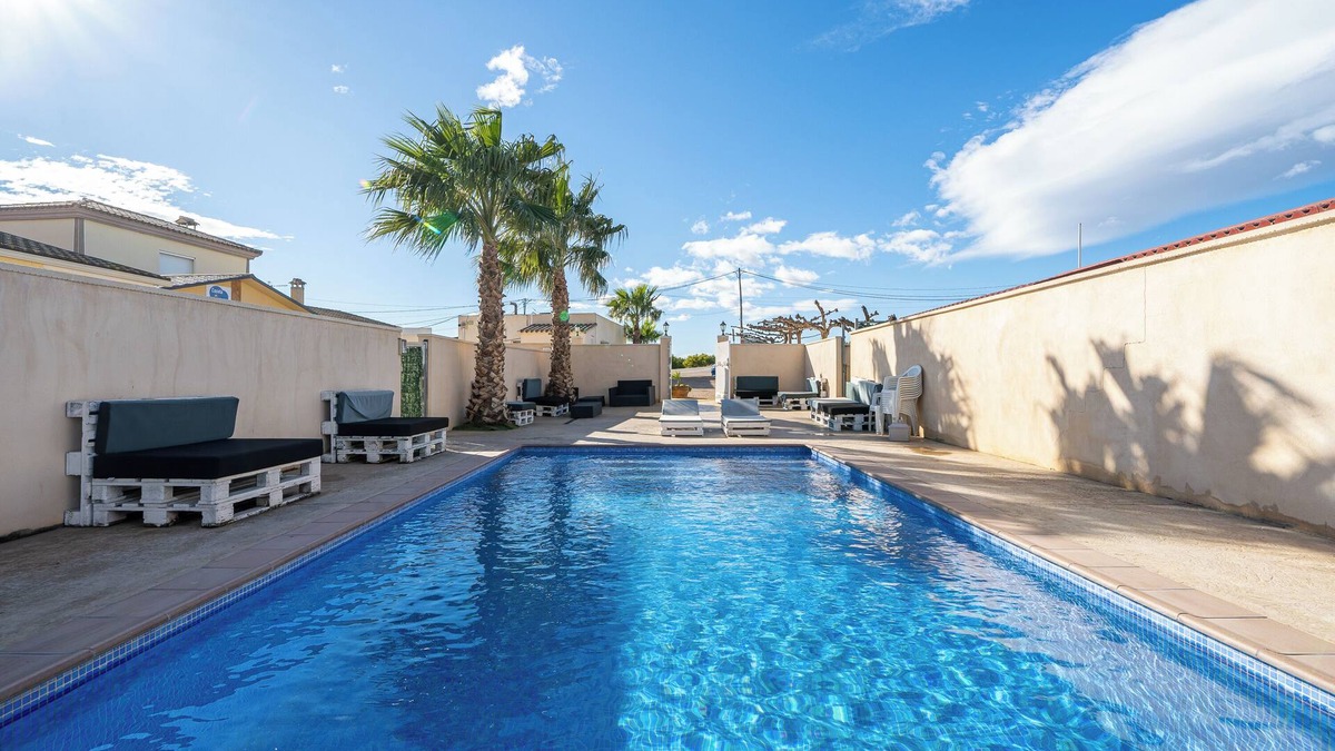 El Ligallo del Ganguil House | Holiday Home "La Marquesa" with Shared Pool, Garden & Wi-Fi
