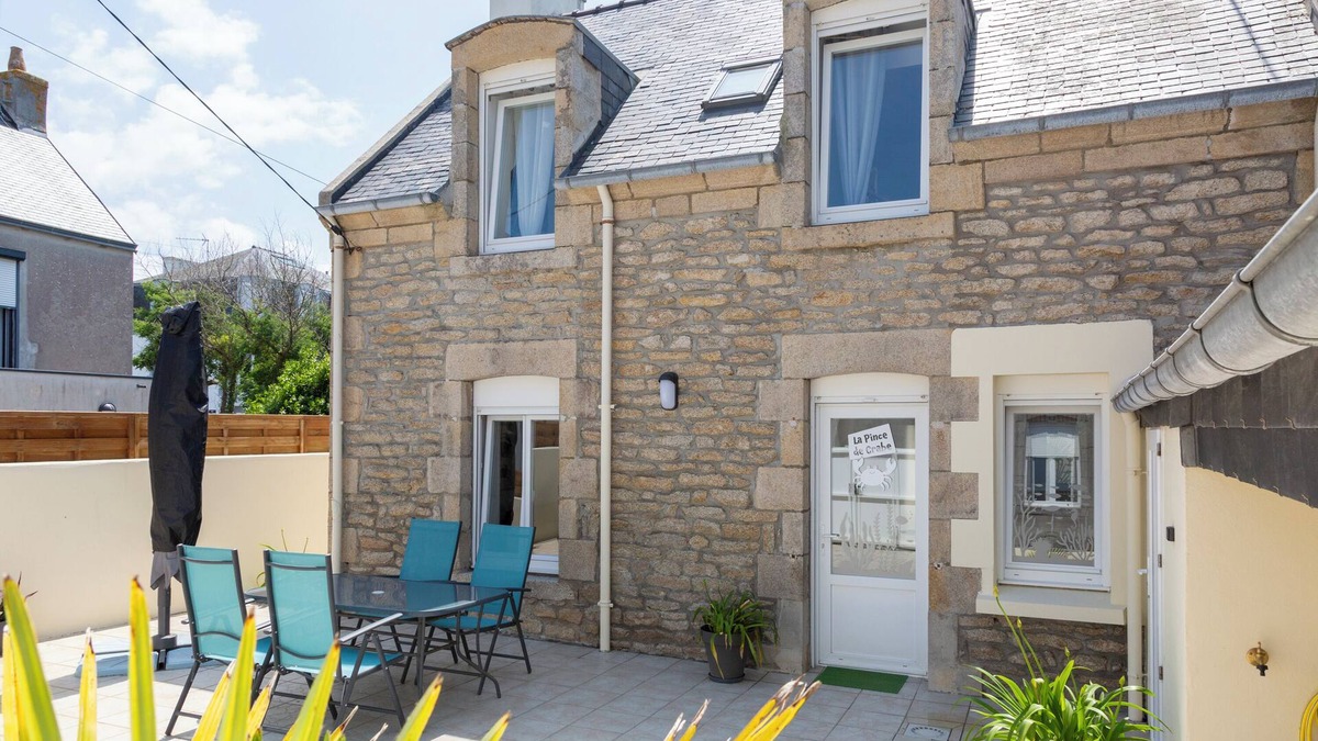 Guilvinec House | Holiday Home 'La Pince De Crabe À 300m De La Mer' with Private Terrace