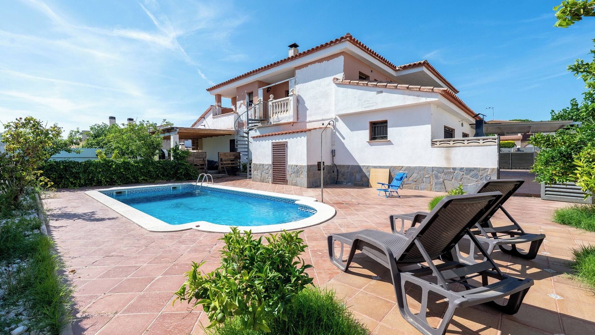 Creixell House | Holiday Home 'La Plana' with Private Pool, Wi-Fi and Air Conditioning
