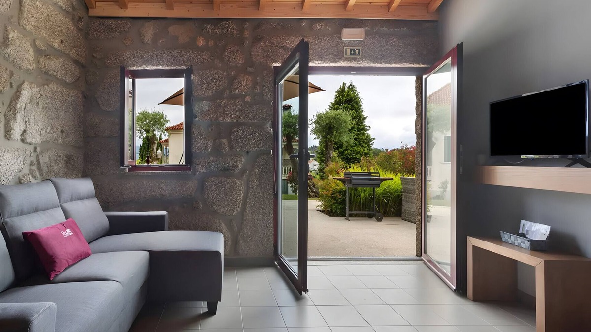 Guilhofrei House | Holiday Home 'Lagar T1' with Lake View, Wi-Fi and Air Conditioning