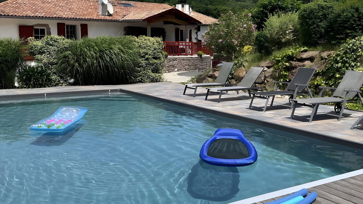 Bidarray House | Holiday Home 'Larretenia' with Mountain View, Private Pool and Wi-Fi