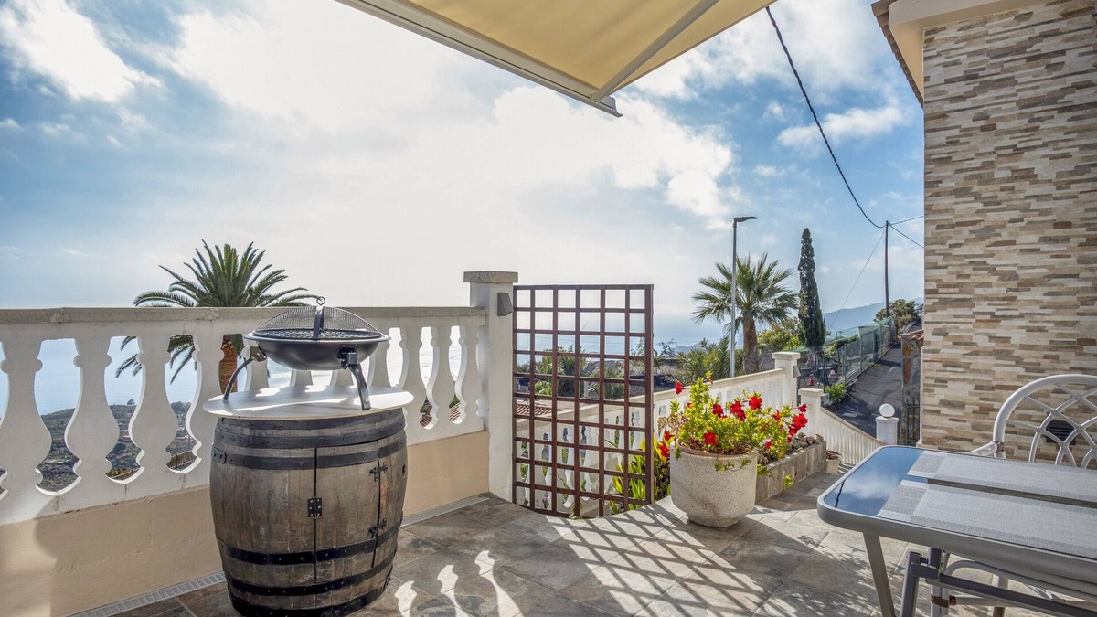 Jedey House | Holiday Home 'Las Golondrinas - B' with Sea View, Private Terrace and Wi-Fi