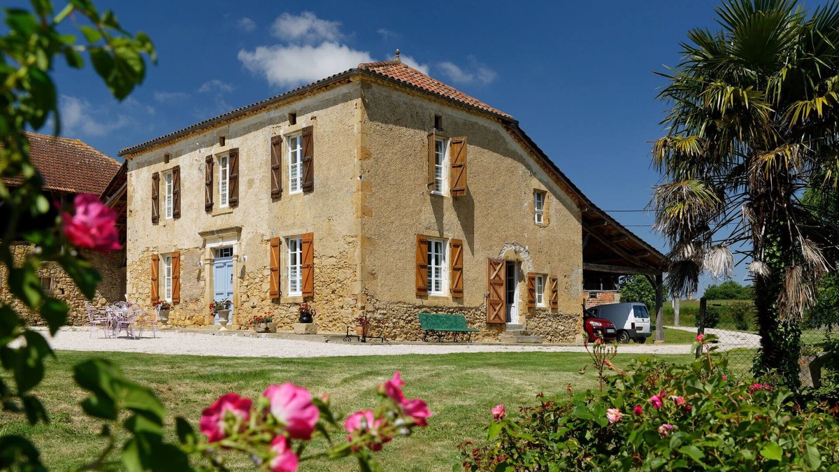 Monlezun House | Holiday Home 'Le Guitou' with Private Terrace, Private Garden and Wi-Fi