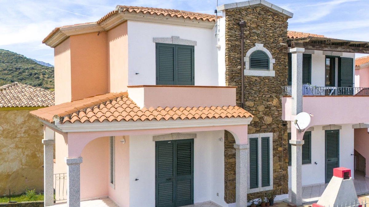 Limpiddu House | Holiday Home 'Limpiddu 1' with Mountain View, Shared Garden and Balcony