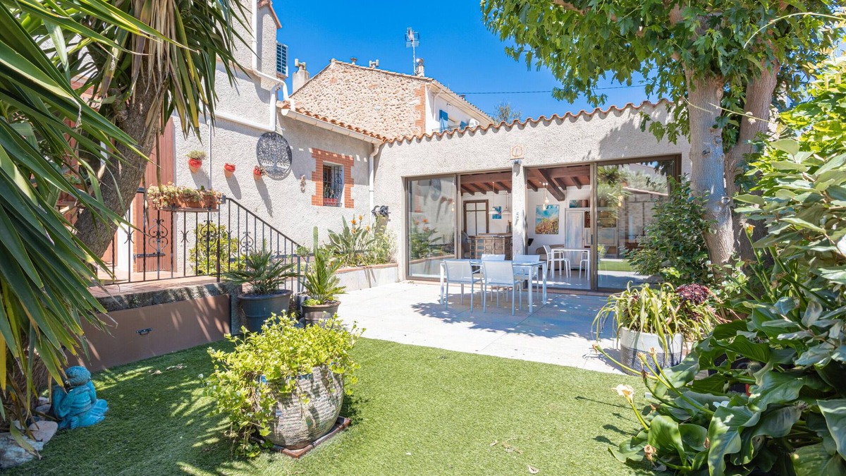 Villemolaque House | Holiday Home 'Lina' with Private Terrace, Wi-Fi and Air Conditioning