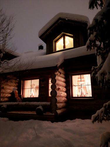 Akaslompolo Apartment | Holiday Home Lumikieppi