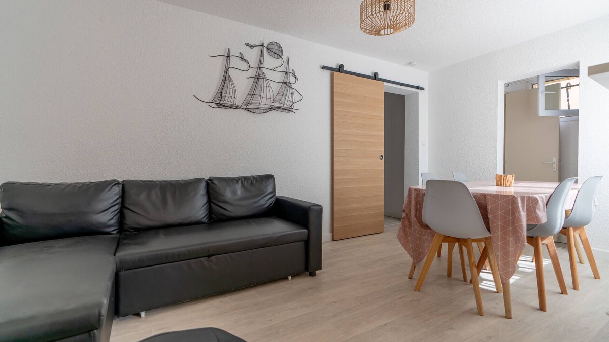 Valras-Plage House | Holiday Home 'Maison De Pecheur, la Rose Des Vents' with Terrace & Wi-Fi