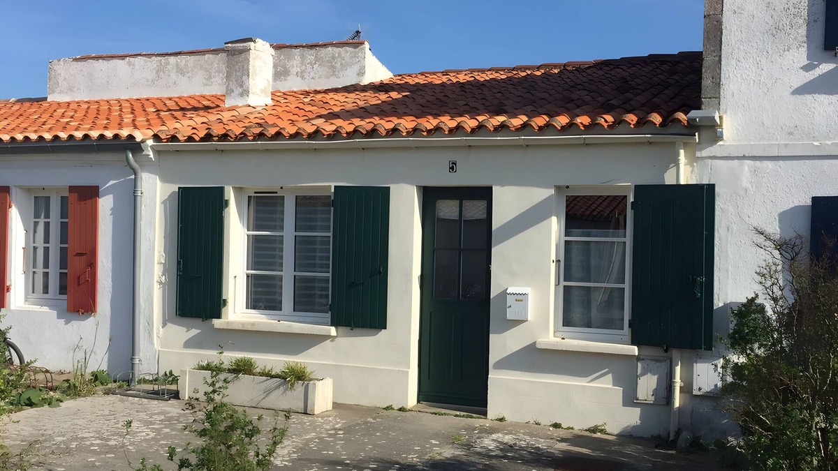 Ile-d'Aix House | Holiday Home 'Maison De Village' with Private Terrace, Private Garden and Wi-Fi