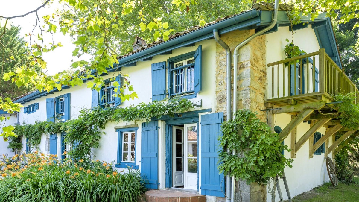 Arcangues House | Holiday Home 'Maison De Charme Avec Jacuzzi' with Terrace, Garden and Wi-Fi