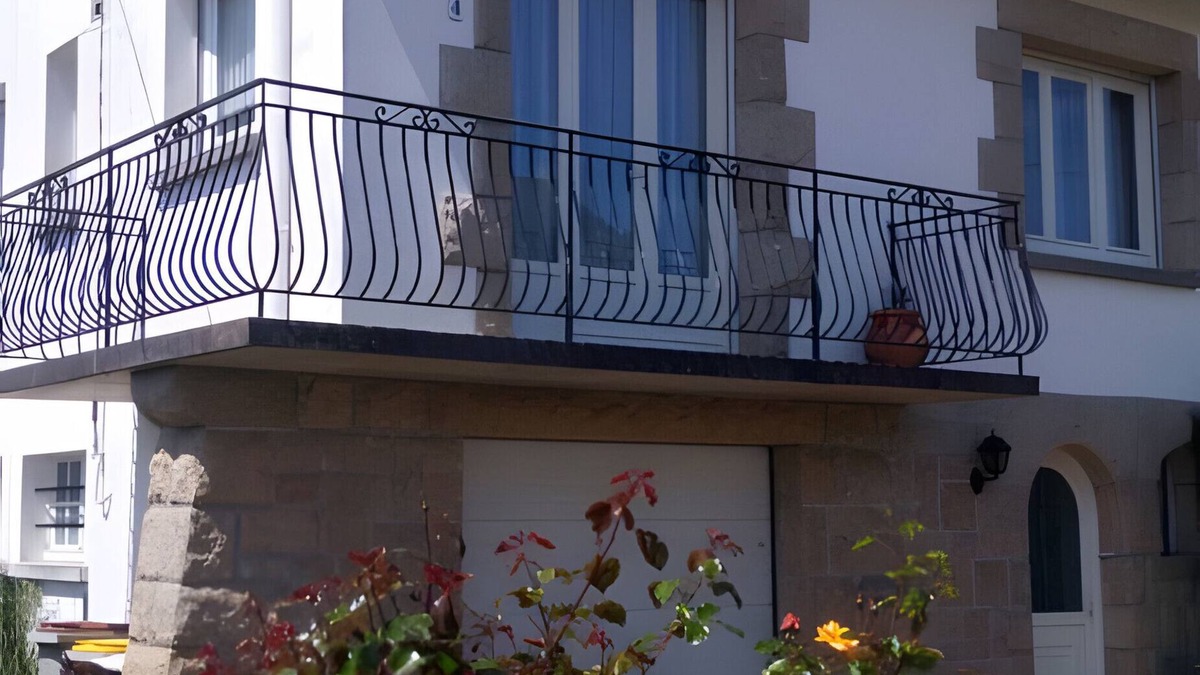 Cancale House | Holiday Home 'Maison De Caractère' with Shared Terrace, Private Garden and Wi-Fi