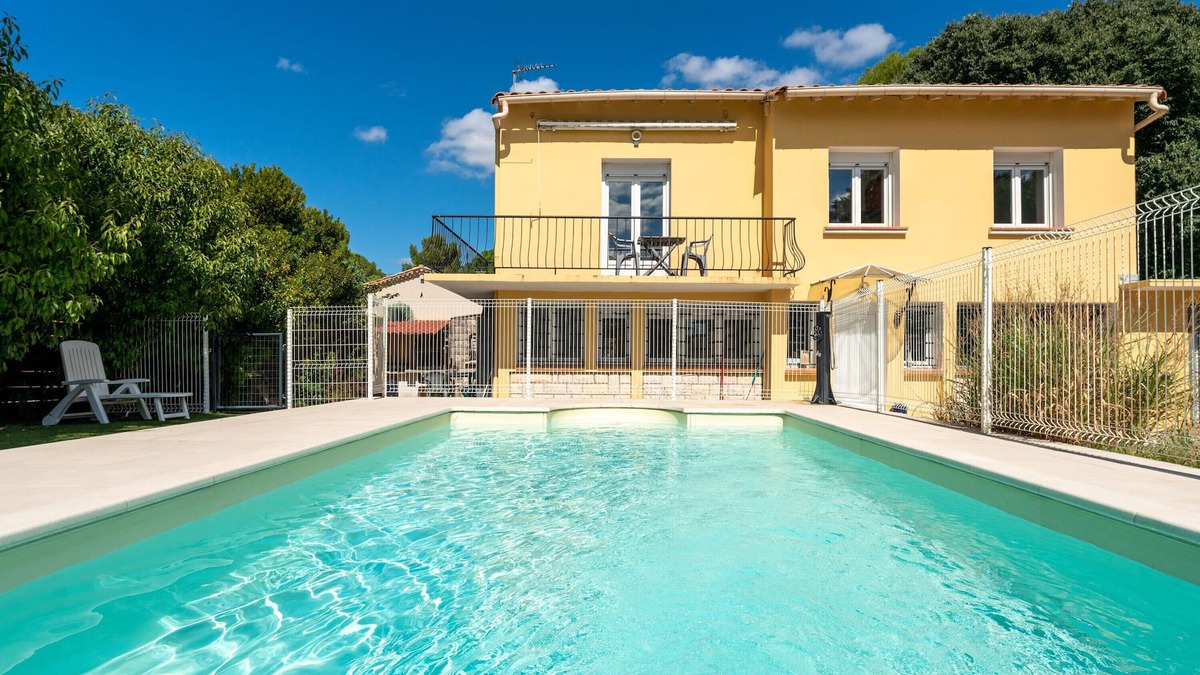 Caremeau House | Holiday Home 'Maison Des Charmettes' with Private Garden, Balcony and Wi-Fi