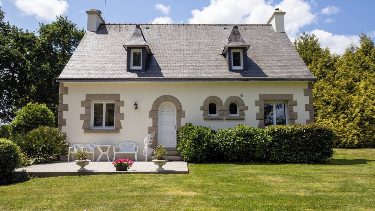 Plouisy House | Holiday Home 'Maison Familiale' with Private Terrace, Private Garden and Wi-Fi