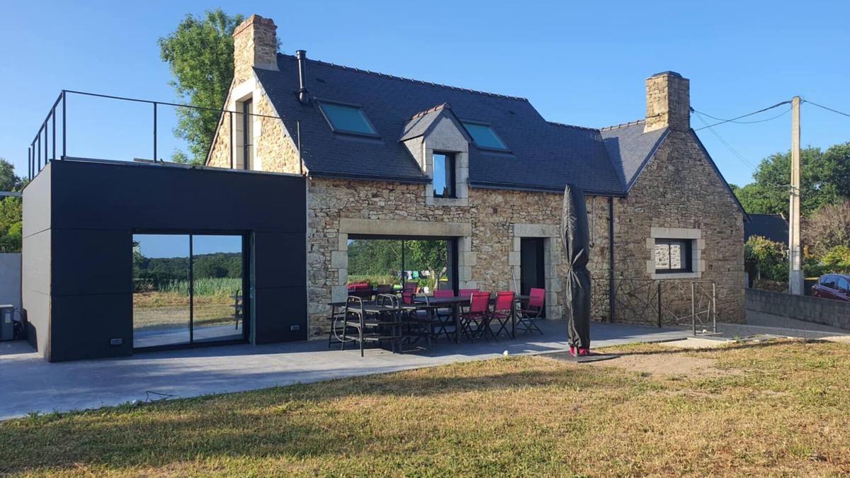 Branderion House | Holiday Home 'Maison De Campagne Proche De La Mer' with Private Pool, Private Terrace and Wi-Fi