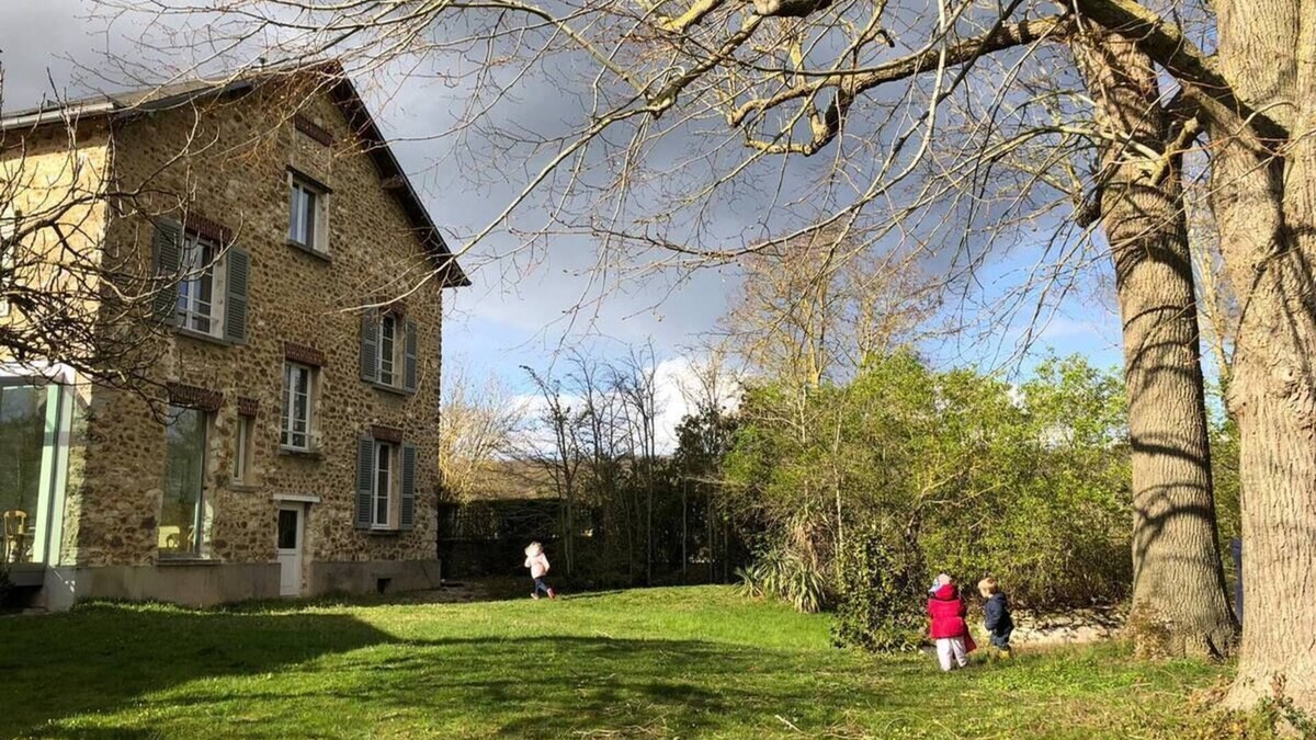 Crespieres House | Holiday Home 'Maison De Campagne Vers Versailles' with Private Terrace, Private Garden and Wi-Fi