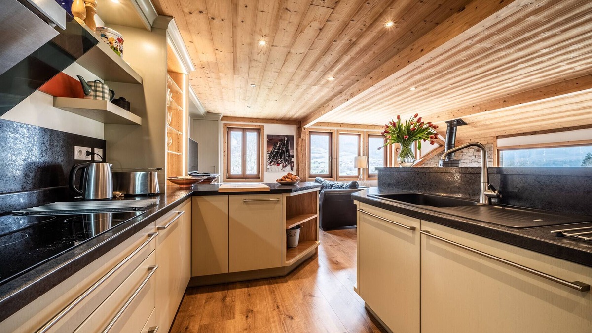 Vacheresse House | Holiday Home 'Maison Du Bûcheron' with Mountain View, Private Terrace and Wi-Fi