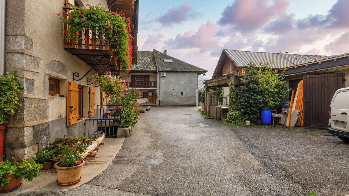 Faverges-Seythenex House | Holiday Home "Maison Village Proche Lac d'Annecy" with Private Terrace & Wi-Fi