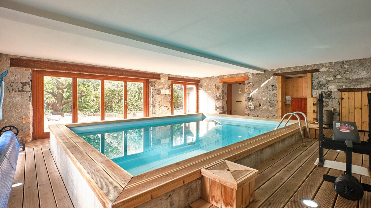 Noyarey House | Holiday Home 'Maison' with Mountain View, Shared Terrace and Wi-Fi