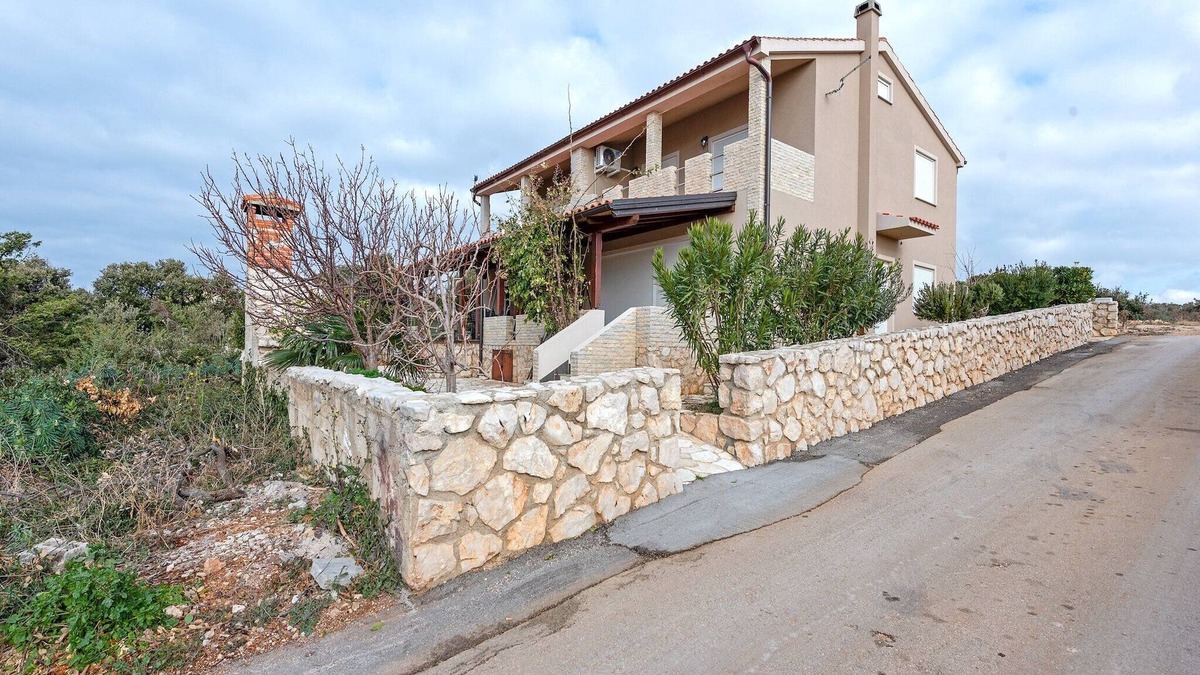 Kolan House | Holiday Home Mandre near Stunning Beaches