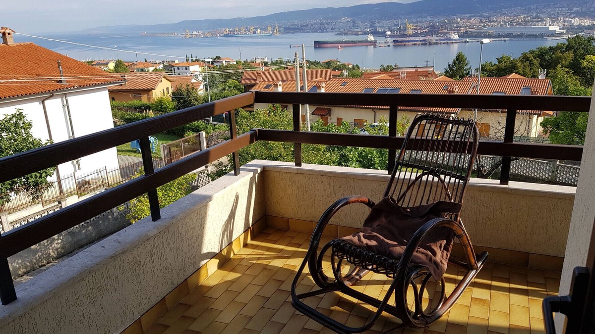 Muggia House | Holiday Home "Mare e Lavanda" with Sea View, Private Garden & Wi-Fi