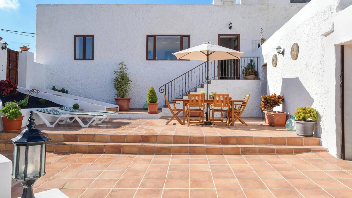 Haria House | Holiday Home ‘Maria Dolores’ with Mountain View, Wi-Fi, Garden & Terrace