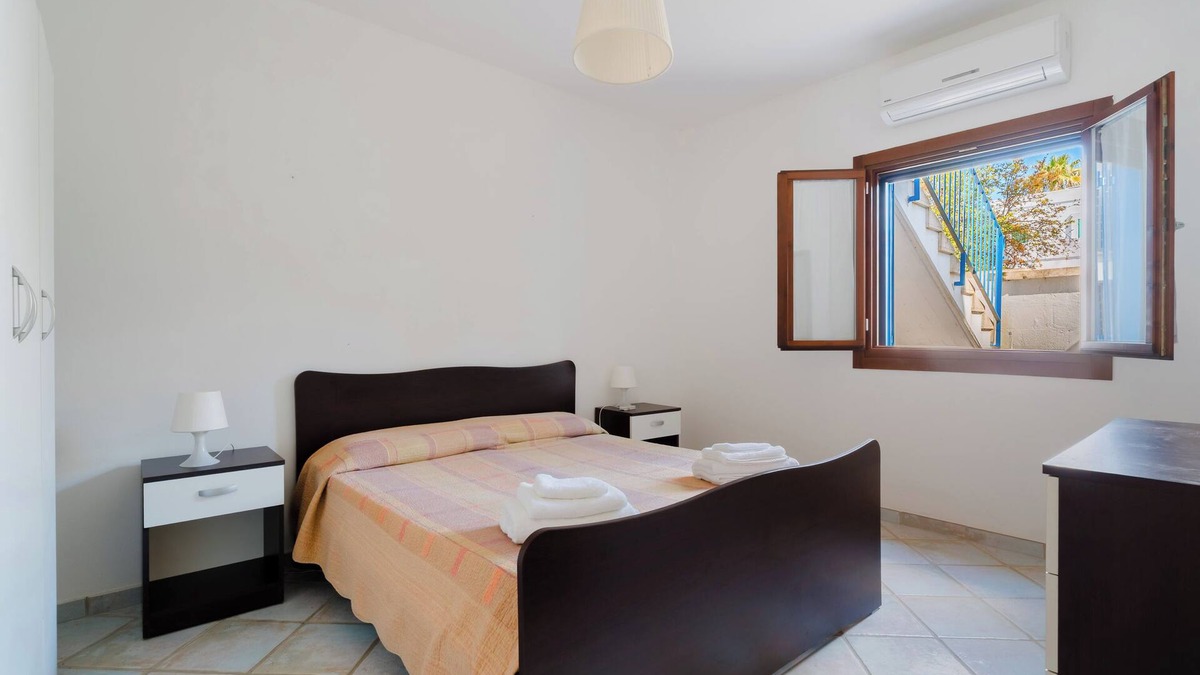 Porto Cesareo House | Holiday Home 'Mery' with Shared Pool, Shared Terrace and Air Conditioning
