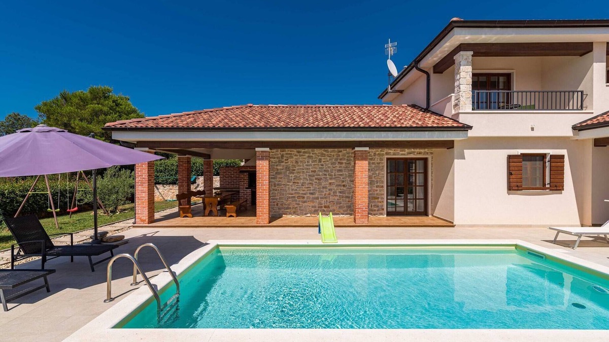 Muline Ski Chalet | Holiday Home Muline - four bedroom house with a swimming pool