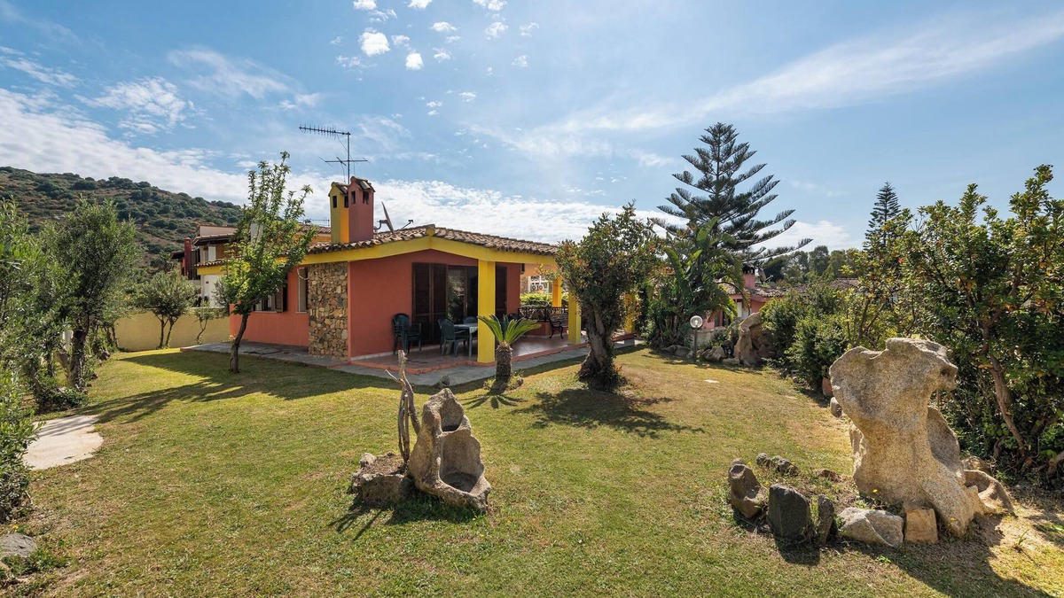 Villasimius House | Holiday Home "Nicoletta" with Garden, Air Conditioning & Barbecue