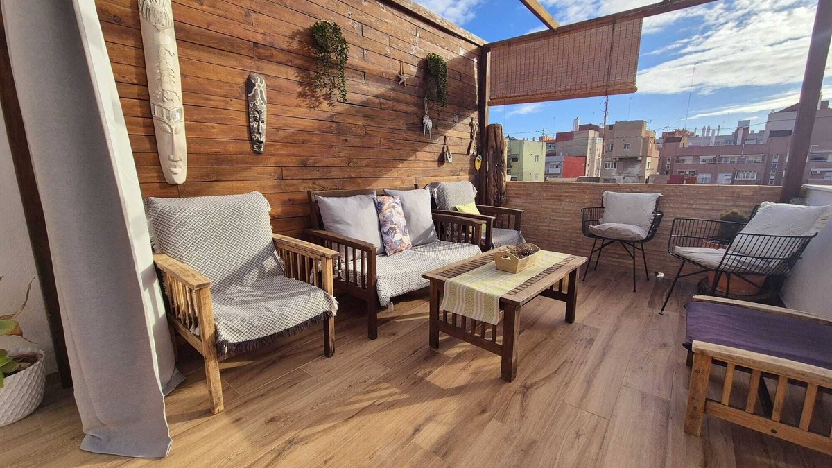Aiora House | Holiday Home 'Oasis De Valencia' with Private Terrace, Wi-Fi and Air Conditioning