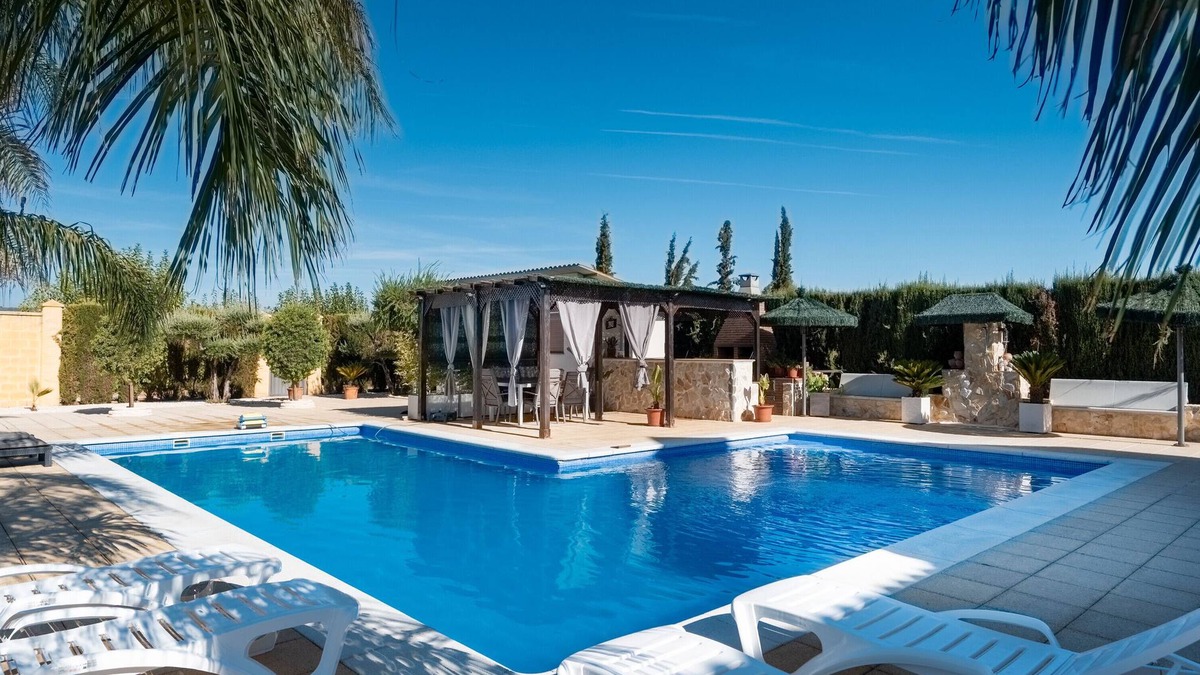 Lora Del Rio House | Holiday Home 'Oasis' with Private Pool, Wi-Fi and Air Conditioning