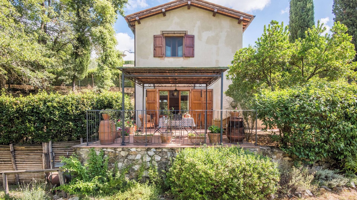 Simignano House | Holiday Home 'Ocabianca' with Private Terrace, Wi-Fi and Air Conditioning