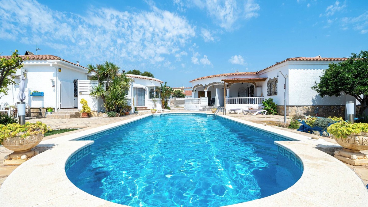 Miami Platja House | Holiday Home "Palmera" with Shared Pool & Wi-Fi