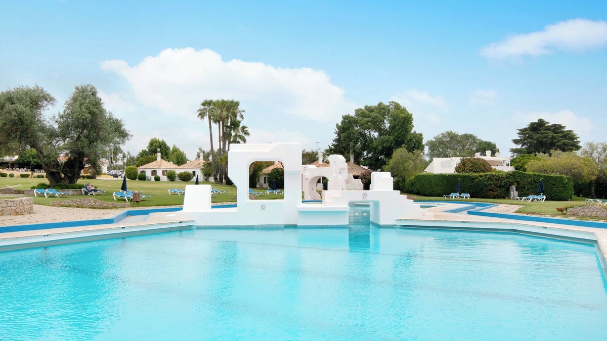 Santa Luzia House | Holiday Home 'Pedras Del Rei Ll' with Shared Pool, Wi-Fi and Air Conditioning
