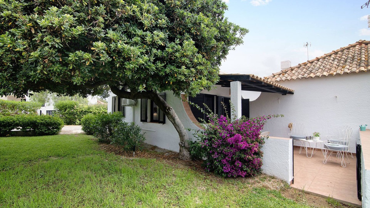 Santa Luzia House | Holiday Home 'Pedras Del Rei I' with Shared Pool, Wi-Fi and Air Conditioning