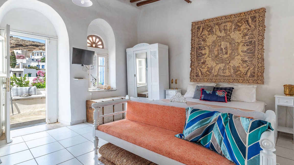 Megas Yialos-Nites House | Holiday Home 'Platia Tinos Cycladic Cottage' with Mountain View, Private Terrace and Balcony