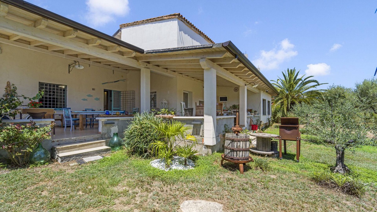 Castiadas House | Holiday Home 'Podere Le Palme' with Mountain View, Private Terrace and Air Conditioning