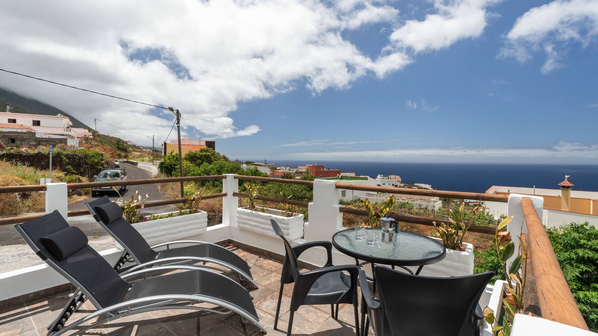 Tigaday House | Holiday Home 'Pozo Del Deseo' with Sea View, Private Terrace and Wi-Fi