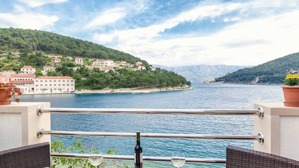 Pucisca Villa | Holiday home Puteus few meters away from the sea, Brac Island