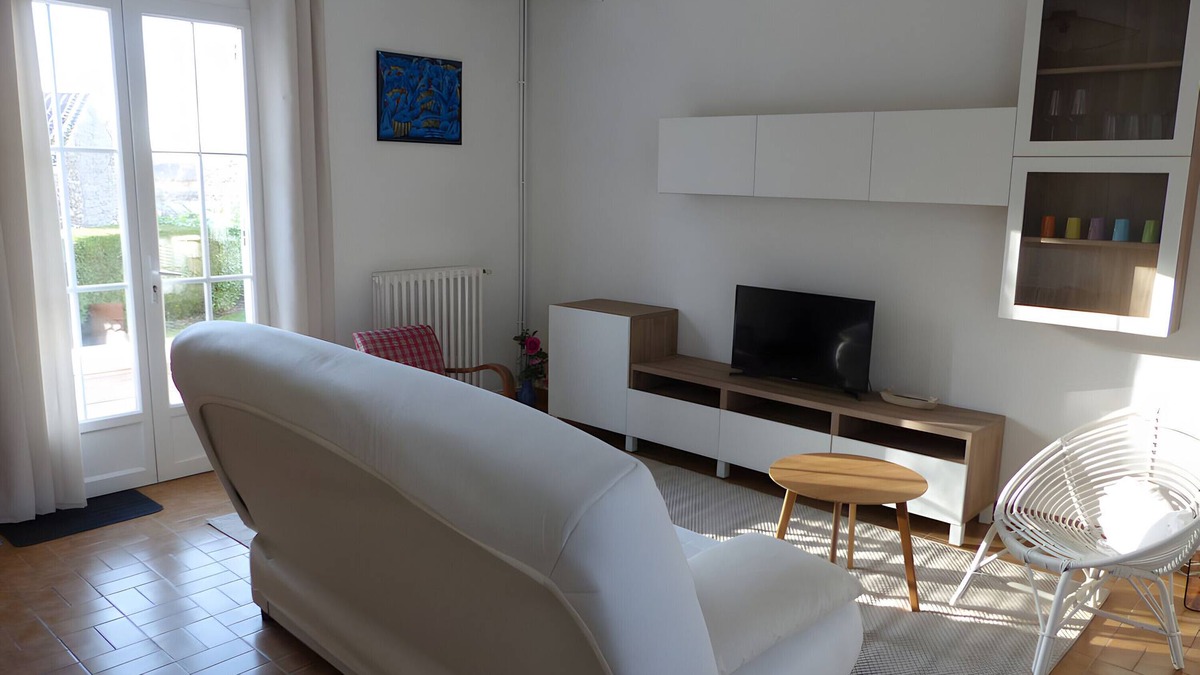 Jonzac House | Holiday Home 'Rénovée - Le 36' with Private Terrace, Private Garden and Wi-Fi