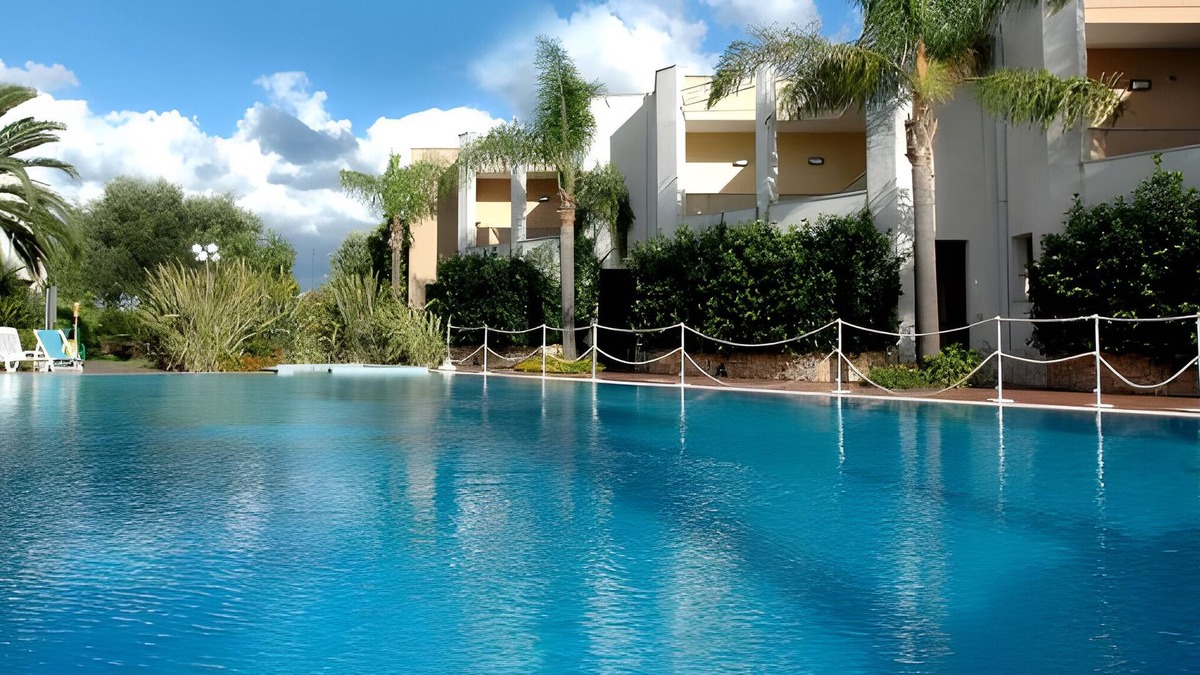 Torre dell'Orso House | Holiday Home 'Sairon Club Bilo 4 Pax' with Shared Pool, Shared Terrace and Air Conditioning