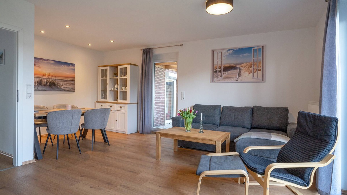 Berum House | Holiday Home 'Schwalbe' with Private Terrace, Private Garden and Wi-Fi