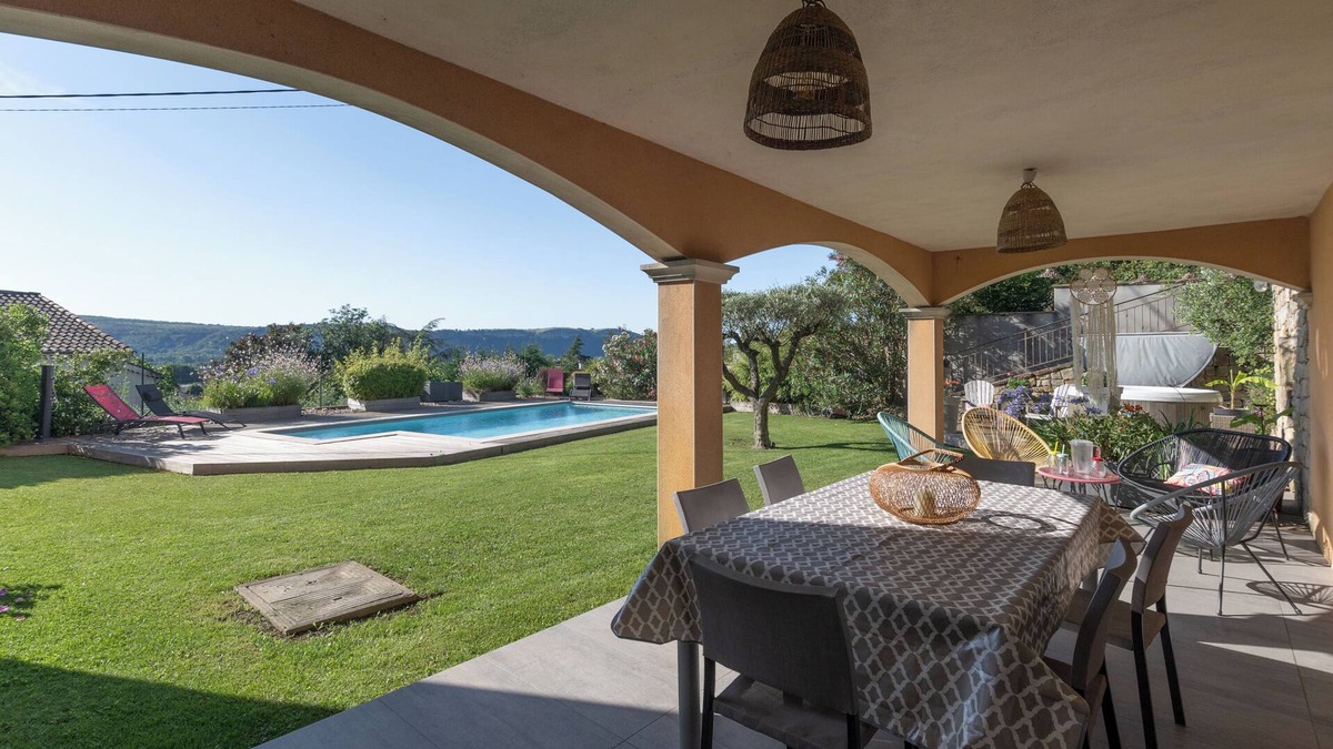 Saint-Privat House | Holiday Home "Spacious Pleasant Accommodation" with Mountain View, Private Pool and Wi-Fi